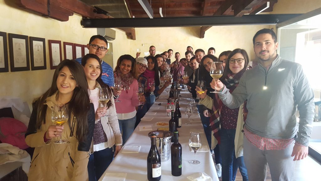 Los alumnos del MUIOL visitan la cooperativa vinícola La Viña de la Font de la Figuera