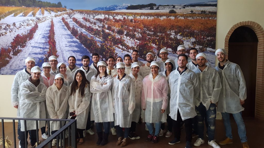 Los alumnos del MUIOL visitan la cooperativa vinícola La Viña de la Font de la Figuera