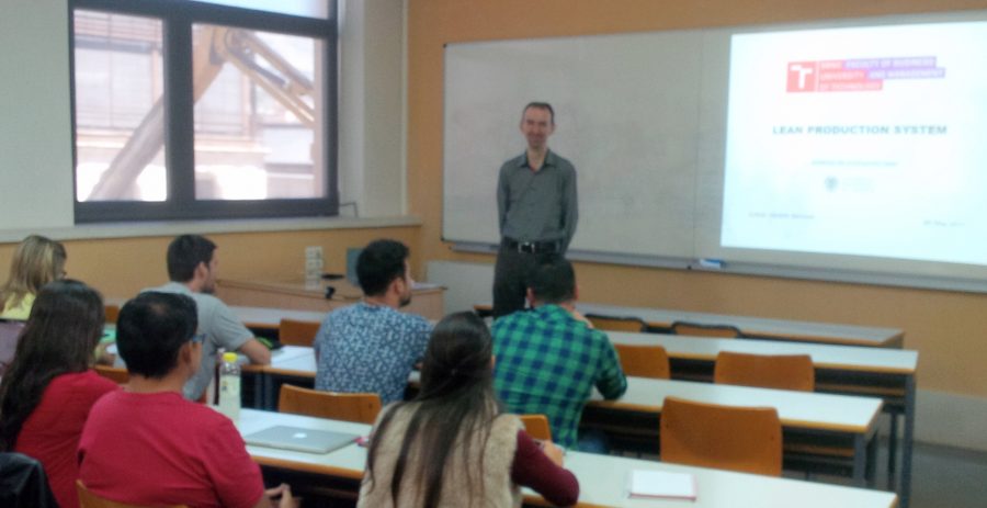 Profesor De La Brno University Of Technology Imparte Una Charla